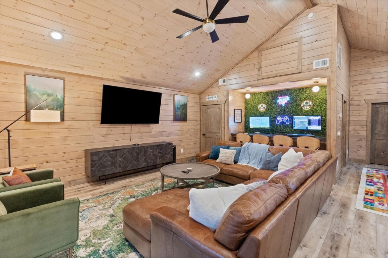 Mins To Gburg Sleeps 8 Hot Tub Arcade Area Pool Villa Gatlinburg Exteriör bild